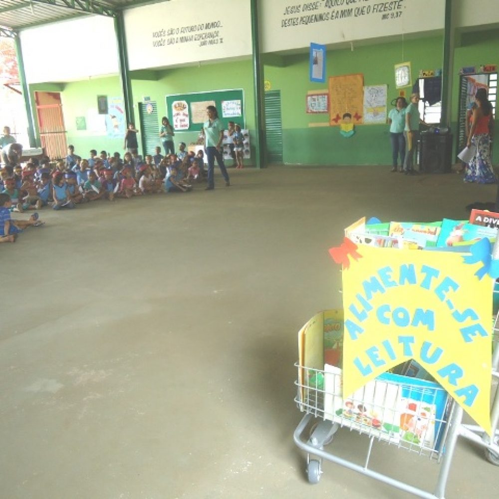 CARRINHO DE SUPERMERCADO SE TRANSFORMA EM BIBLIOTECA ITINERANTE