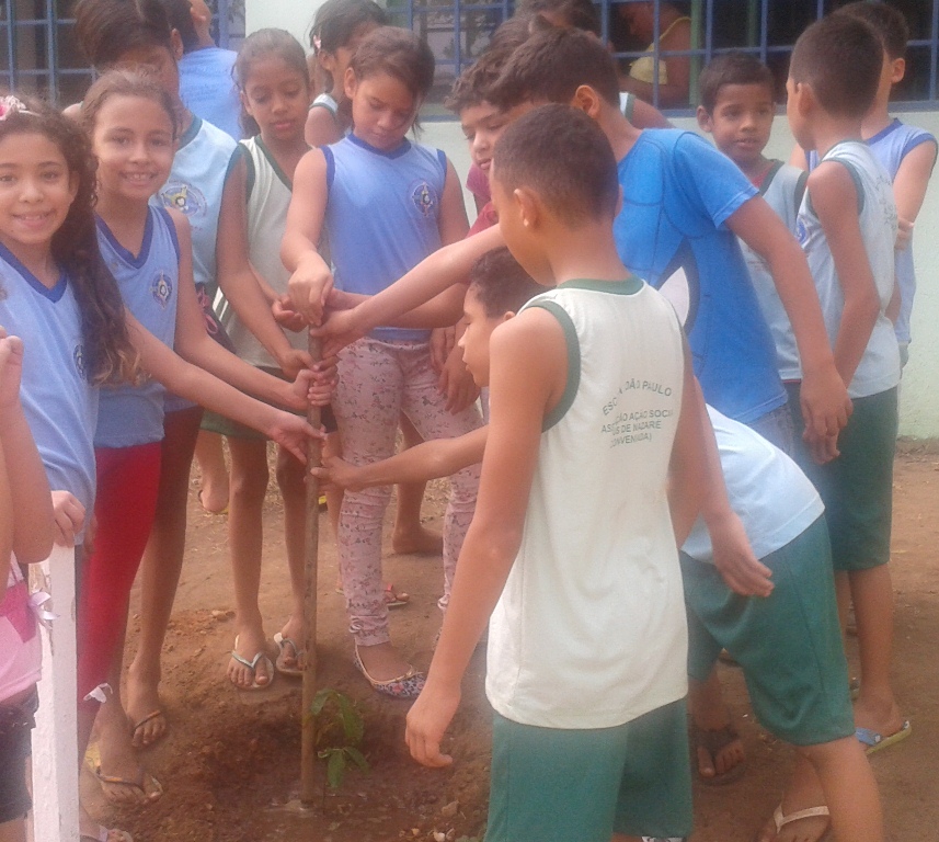 Você está visualizando atualmente NO DIA DA ÁRVORE ALUNOS DA ESCOLA JOÃO PAULO II REALIZA PLANTAÇÃO