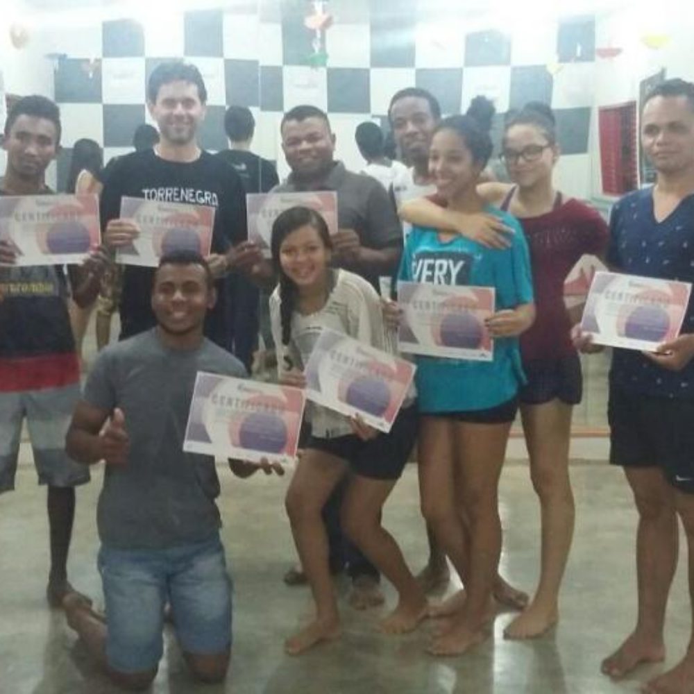 ALUNOS DO ARTE-FATO E CONVIDADOS RECEBEM CERTIFICADO DE PARTICIPAÇÃO EM OFICINA TEATRAL