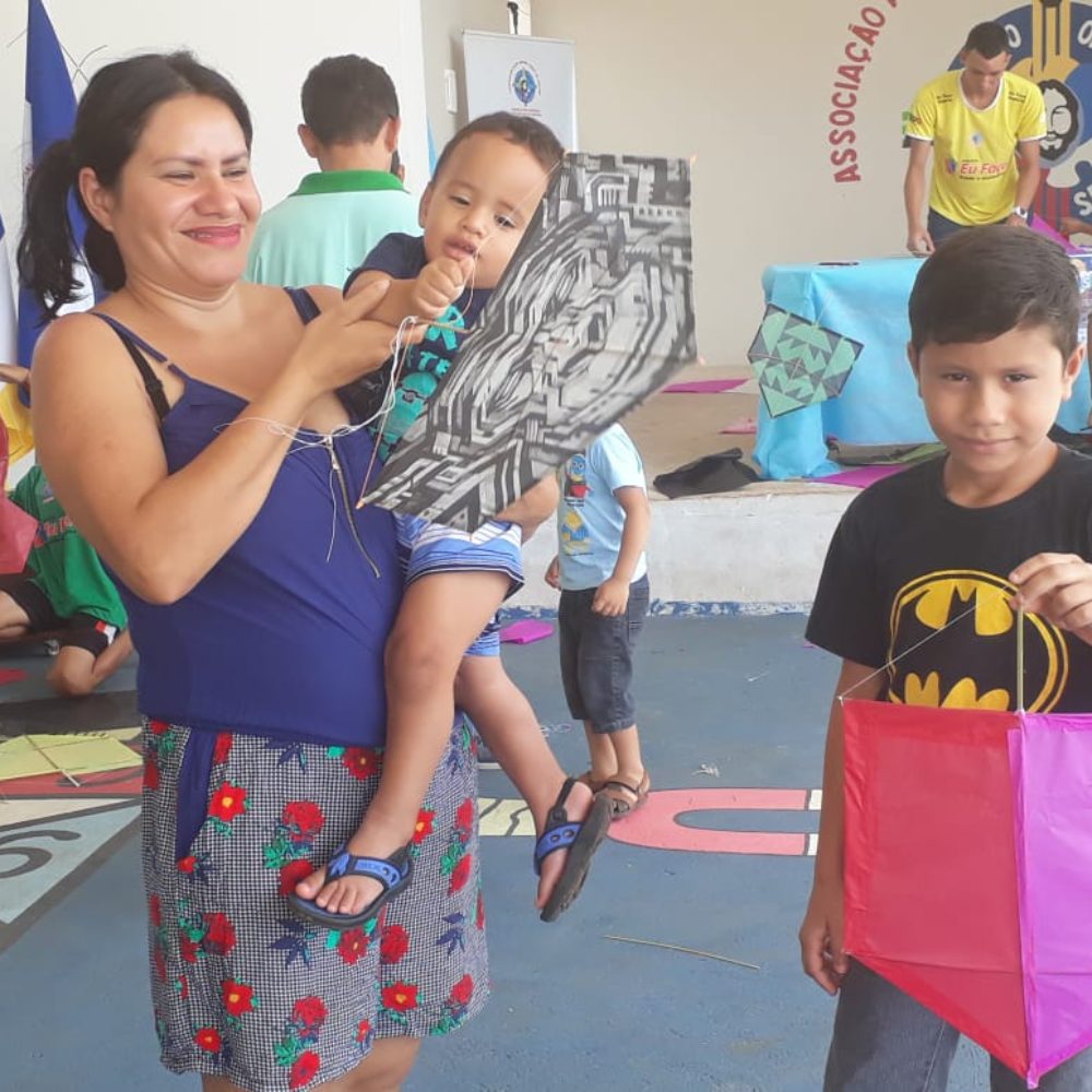 FESTIVAL REÚNE FAMILIARES QUE APRENDEM A CONFECCIONAR PIPAS NA AASJN