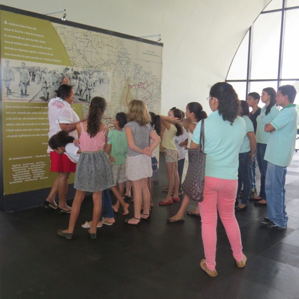 EDUCADORES E EDUCANDO DO ARTE-FATO VISITA COLUNA PRESTES