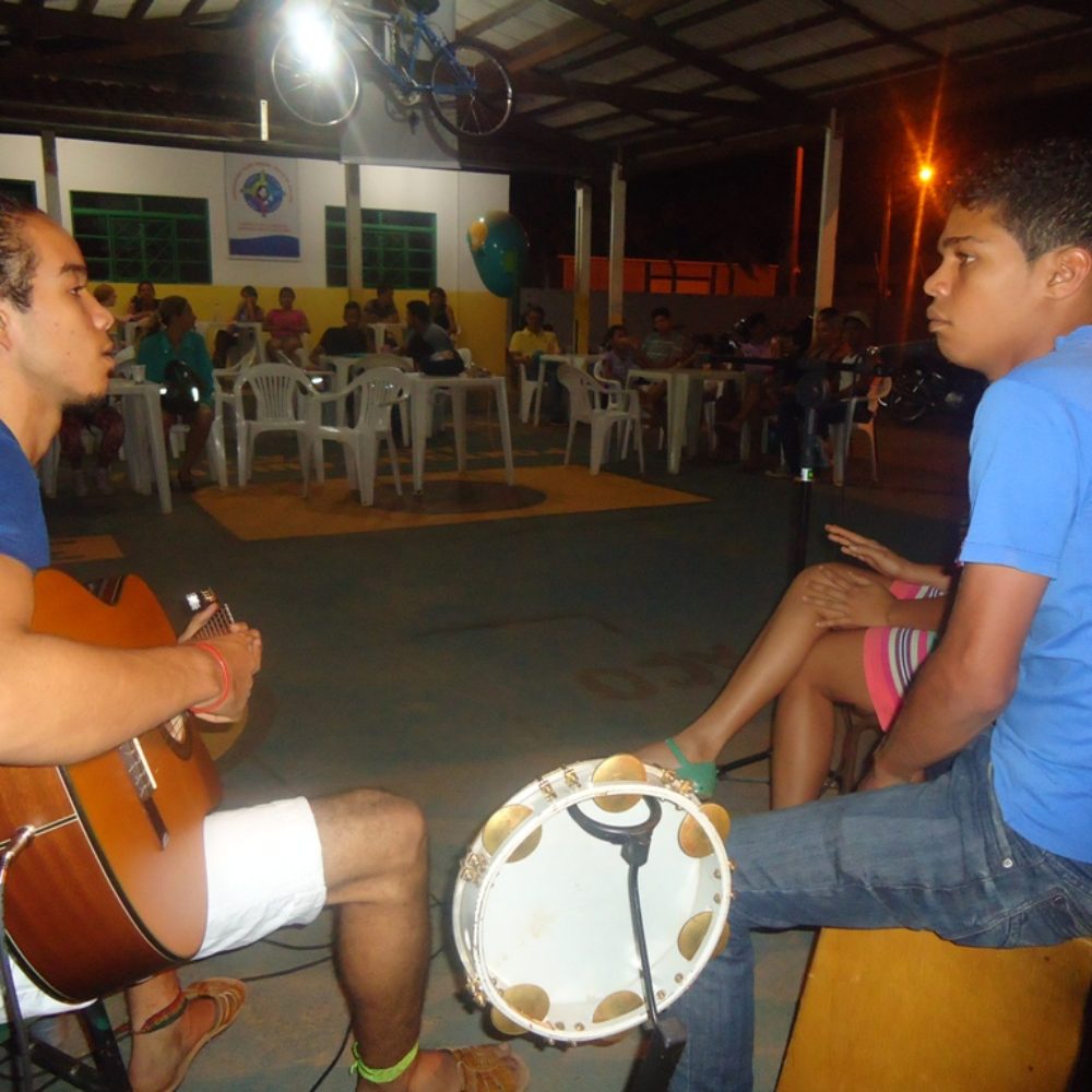 EM NOITE CULTURAL PONTO DE CULTURA ARTE-FATO CENTRO DE CRIATIVIDADE REÚNE COMUNIDADE