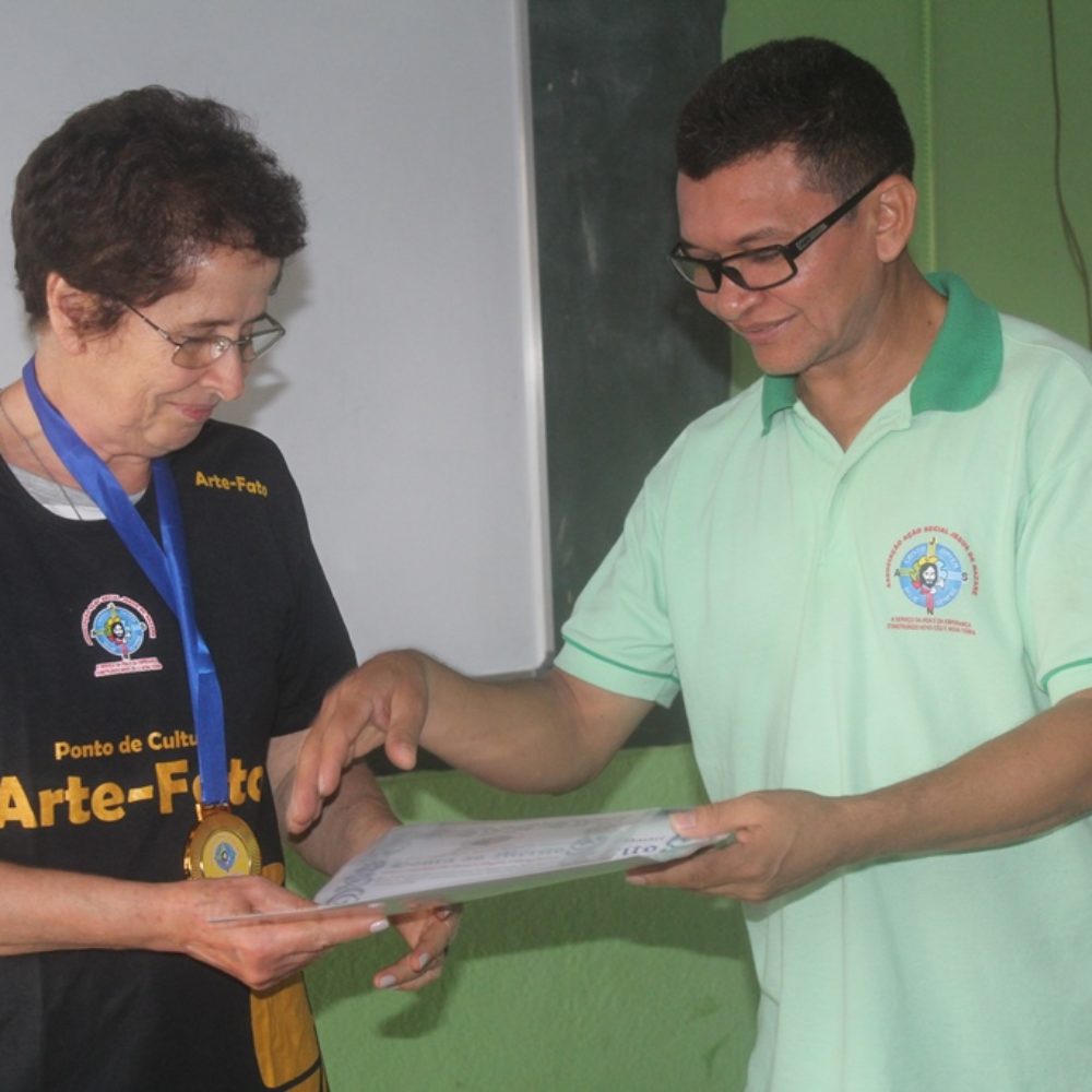 PRIMEIRA COORDENADORA DO ARTE-FATO VISITA PROJETO SOCIAL E SE EMOCIONA AO SER HOMENAGEADA