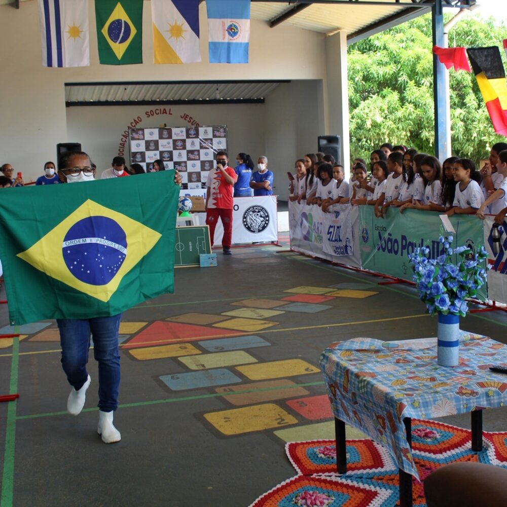 Alunos da  Escola João Paulo II vivência o clima da Copa do Mundo 2022