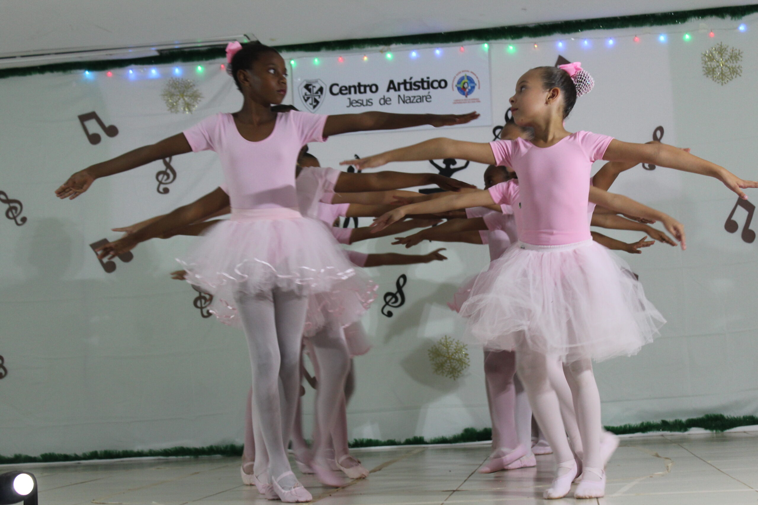 No momento, você está visualizando Talentos do Centro Artístico Jesus de Nazaré brilham no palco