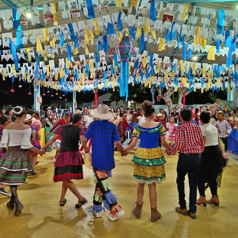 Comunidade se reúne em noite de celebração cultural no Arraiá da Escola Estadual João Paulo II