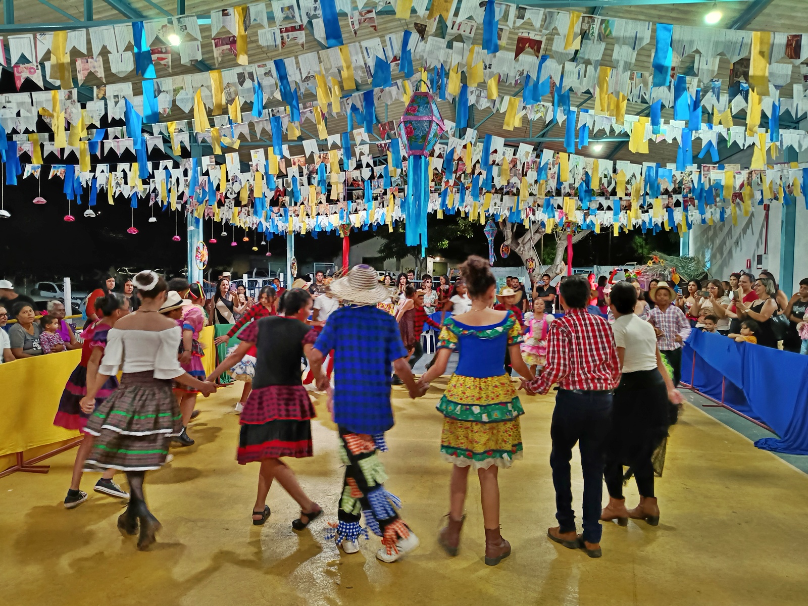 No momento, você está visualizando Comunidade se reúne em noite de celebração cultural no Arraiá da Escola Estadual João Paulo II