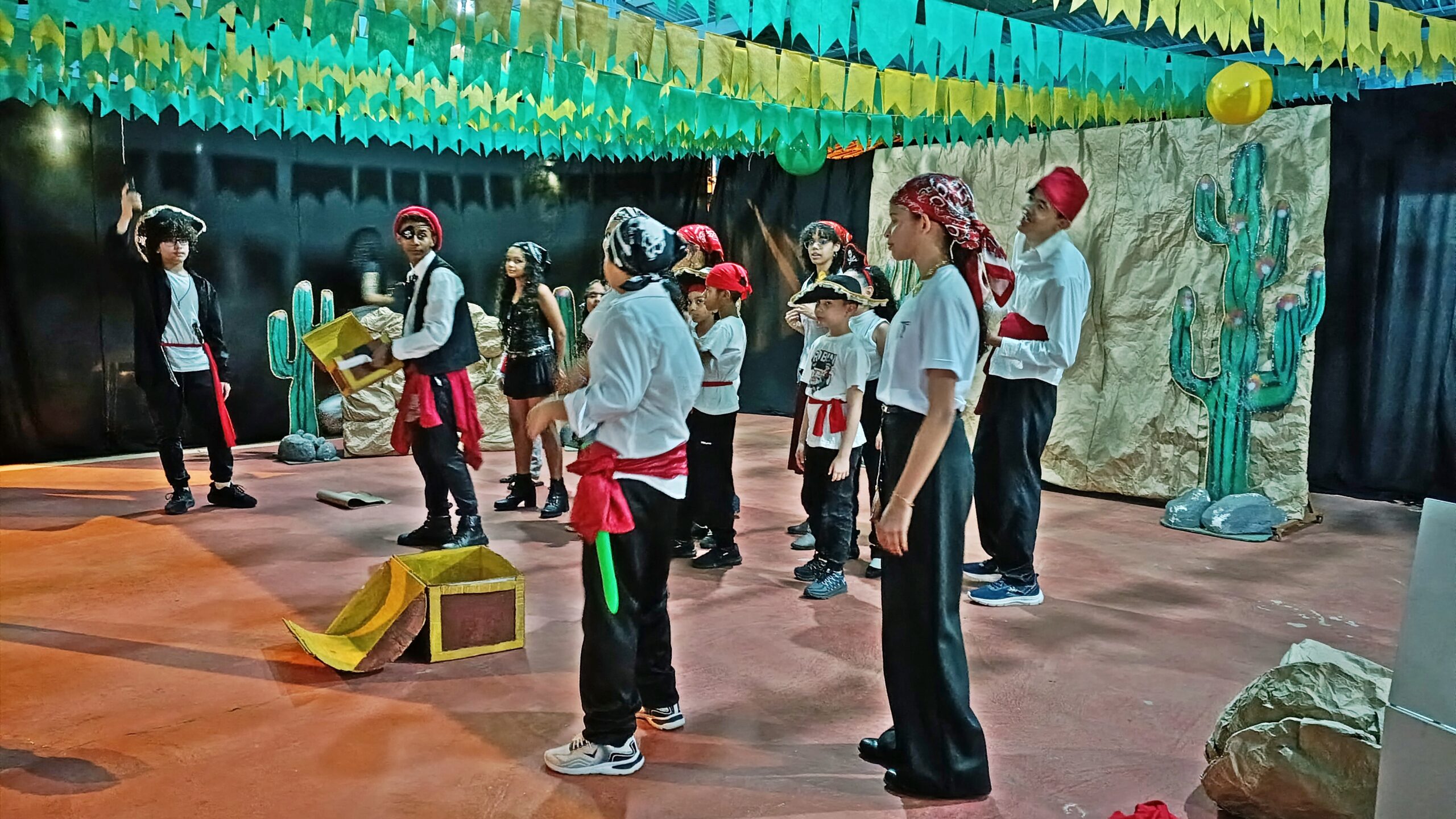 No momento, você está visualizando Ponto de Cultura Arte‑Fato encerra semestre com apresentações de teatro, dança, balé e percussão 